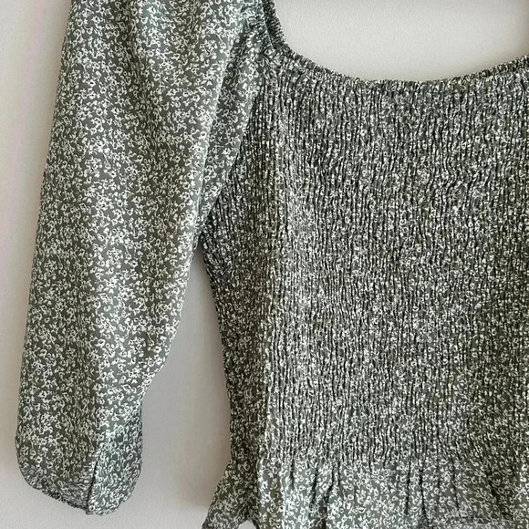 Paper Crane Smocked Floral Blouse, Puff Sleeve Green Fall Top, Size Medium - Picture 16 of 16
